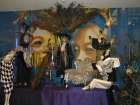 Berlin, KaDeWe Venez. Nacht 25 Puppen dekoriert 031_rs.jpg